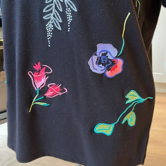 EUC Vintage Alfred Dunner embroidered floral patterned short sleeve black tshirt - Picture 3 of 8
